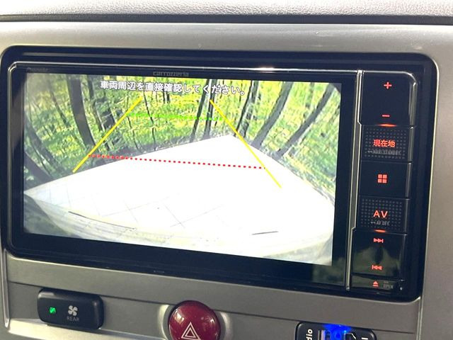 【バックカメラ】駐車時に後方がリアルタイム映像で確認できます。大型商業施設や立体駐車場での駐車時や、夜間のバック時に大活躍!運転スキルに関わらず、今や必須となった装備のひとつです!