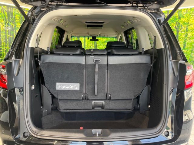積み下ろしのしやすいデッキにはたっぷりと荷物を積み込んでいただけます。遊びから仕事まで、様々なシーンで頼れます♪