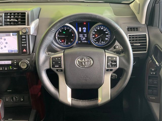 �C���e���A�ɍ��킹���f�U�C���̃X�e�A�����O�́A�^�]�������̂��Ƃ��l���A�^�]���₷���`��A�傫���ł��B�����x�A���ۂɐG���Ă��m���߂��������B