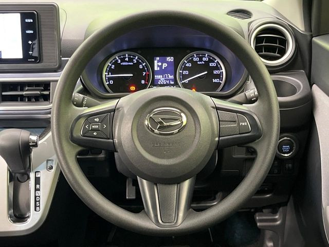 �C���e���A�ɍ��킹���f�U�C���̃X�e�A�����O�́A�^�]�������̂��Ƃ��l���A�^�]���₷���`��A�傫���ł��B�����x�A���ۂɐG���Ă��m���߂��������B