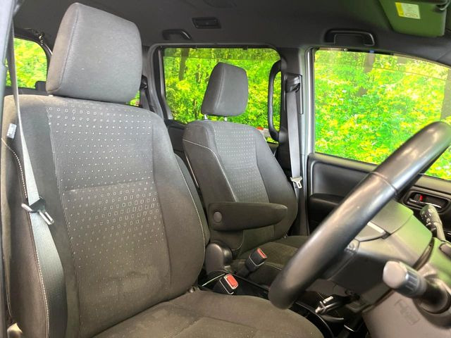 運転席まわりには十分なスペースがあり、大柄な方でもゆったり運転していただける環境です。