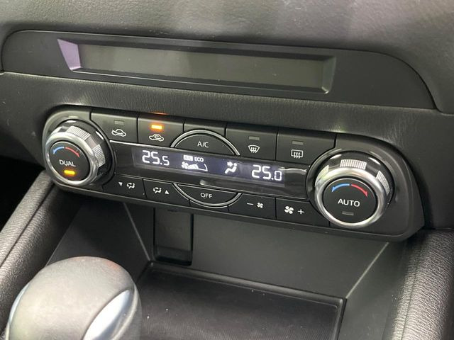 【オートエアコン】一度お好みの温度に設定すれば、車内の温度を検知し風量や温度を自動で調整。暑い&hellip;寒い&hellip;と何度もスイッチ操作をする必要はありません。快適な車内空間には必須の機能ですね♪