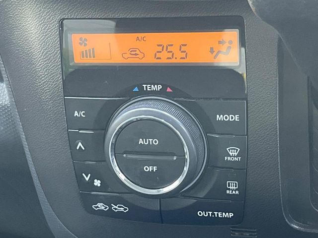 【オートエアコン】一度お好みの温度に設定すれば、車内の温度を検知し風量や温度を自動で調整。暑い&hellip;寒い&hellip;と何度もスイッチ操作をする必要はありません。快適な車内空間には必須の機能ですね♪