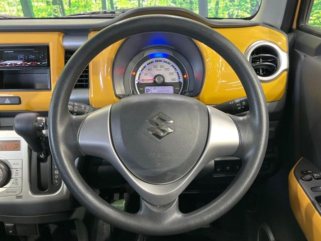 インテリアに合わせたデザインのステアリングは、運転される方のことも考え、運転しやすい形状、大きさです。是非一度、実際に触ってお確かめください。