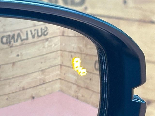 【ブラインドスポットモニター】走行中、ドアミラーの死角になりやすい箇所に後続車が接近するとサイドミラーのレンズに警告を表示!ドライバーに注意喚起をしてくれます。