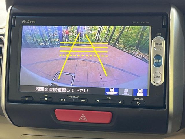 【バックカメラ】駐車時に後方がリアルタイム映像で確認できます。大型商業施設や立体駐車場での駐車時や、夜間のバック時に大活躍!運転スキルに関わらず、今や必須となった装備のひとつです!