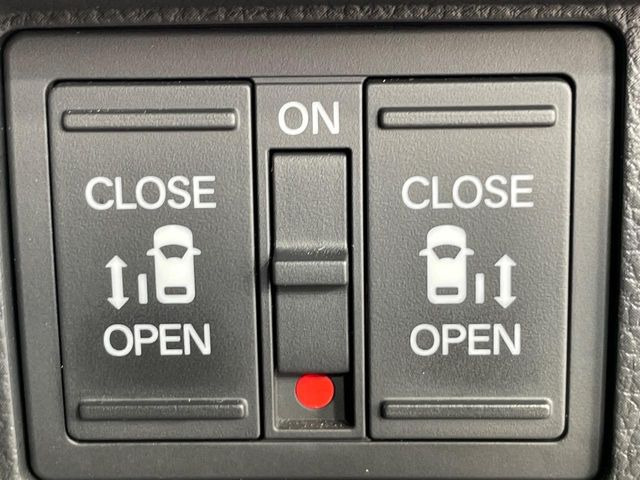 【両側パワースライドドア】スマートキーや運転席のスイッチで後席両側スライドドアの開閉が可能♪電動だから力を入れてドアを開ける必要が無く、小さなお子様でも簡単に開け閉めでき快適です♪