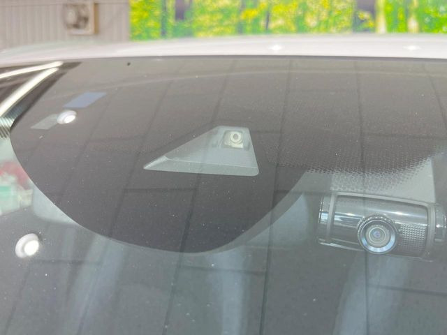 【ホンダセンシング】走行中に前方の車両等を認識し、衝突しそうな時は警報とブレーキで衝突回避と被害軽減をアシスト。より安全にドライブをお楽しみいただけます。