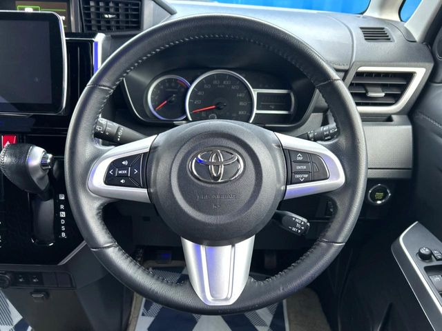 �C���e���A�ɍ��킹���f�U�C���̃X�e�A�����O�́A�^�]�������̂��Ƃ��l���A�^�]���₷���`��A�傫���ł��B�����x�A���ۂɐG���Ă��m���߂��������B