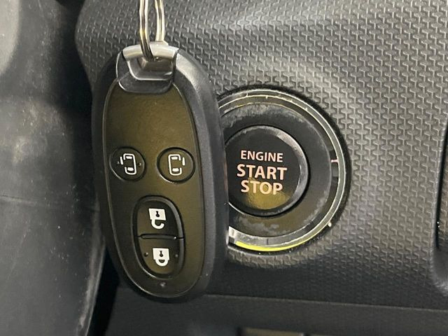 【キーレススタートシステム】カバンやポケットに入れたままでもドアの施錠・解錠が可能なスマートキーを装備。エンジンのオン・オフ時もカギを取り出す必要が無いからとっても便利です♪