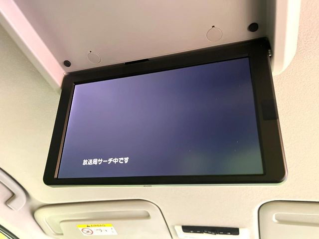 【フリップダウンモニター】大画面モニターで後席でもエンタメをお楽しみいただけます。小さなお子様にも大人気の装備です♪