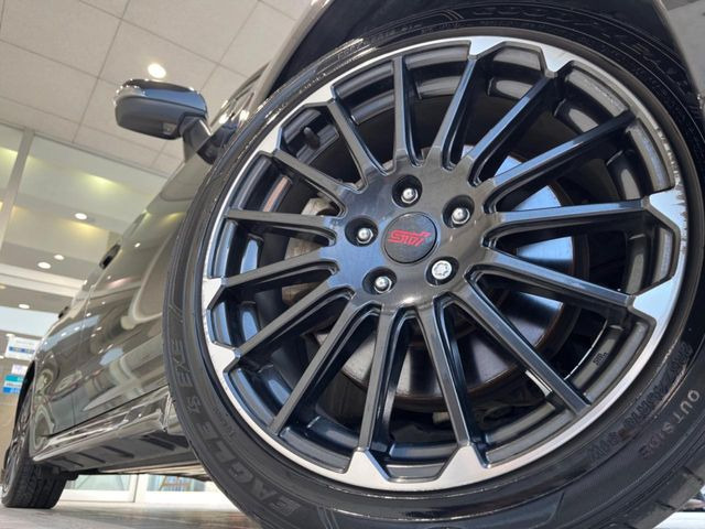 �y����18�C���`�A���~�z�C�[���z�O�ςɃ}�b�`���������A���~�z�C�[���𑕒����Ă���܂��B�e��ЊO�A���~�z�C�[����A�X�^�b�h���X�^�C�����戵�����Ă���܂��B���񂲑��k����������