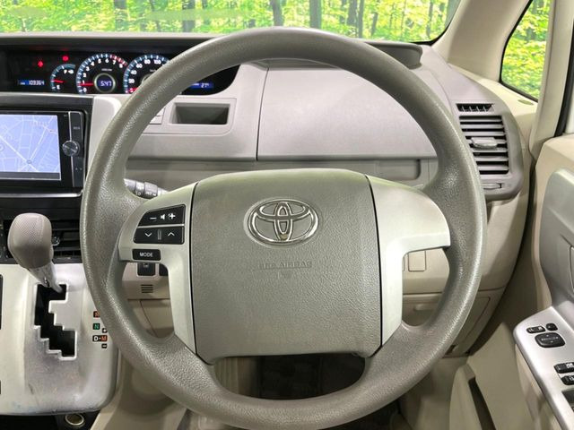 インテリアに合わせたデザインのステアリングは、運転される方のことも考え、運転しやすい形状、大きさです。是非一度、実際に触ってお確かめください。