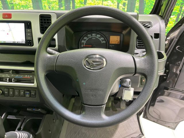 �C���e���A�ɍ��킹���f�U�C���̃X�e�A�����O�́A�^�]�������̂��Ƃ��l���A�^�]���₷���`��A�傫���ł��B�����x�A���ۂɐG���Ă��m���߂��������B