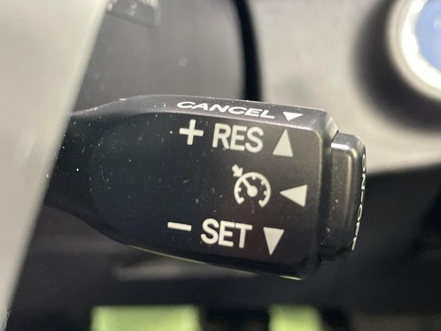 【クルーズコントロール】高速道路もラクラク走行。アクセルを離しても一定速度で走行ができ、長距離運転時の負担を軽減!加速・減速も簡単なスイッチ操作で調整できます。