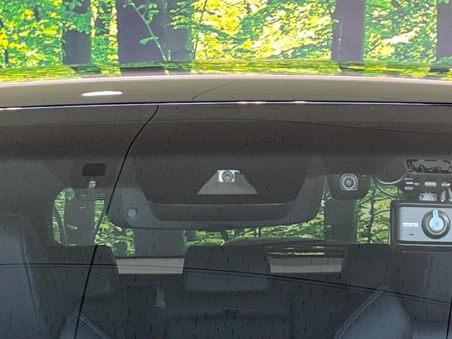 【トヨタセーフティセンス】走行中に前方の車両等を認識し、衝突しそうな時は警報とブレーキで衝突回避と被害軽減をアシスト。より安全にドライブをお楽しみいただけます。