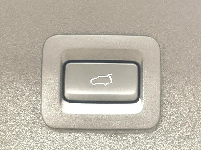 【パワーバックドア】スマートキーや運転席のボタンを押すだけでリアゲートが自動で開閉します!荷物を持っている時や、高い位置にあるバックドアを閉める際に便利な機能です♪
