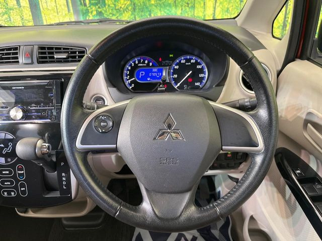 �C���e���A�ɍ��킹���f�U�C���̃X�e�A�����O�́A�^�]�������̂��Ƃ��l���A�^�]���₷���`��A�傫���ł��B�����x�A���ۂɐG���Ă��m���߂��������B