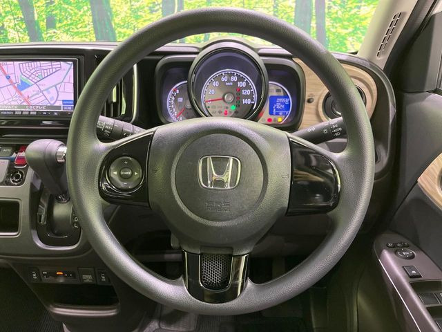 �C���e���A�ɍ��킹���f�U�C���̃X�e�A�����O�́A�^�]�������̂��Ƃ��l���A�^�]���₷���`��A�傫���ł��B�����x�A���ۂɐG���Ă��m���߂��������B