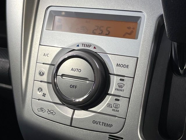 【オートエアコン】一度お好みの温度に設定すれば、車内の温度を検知し風量や温度を自動で調整。暑い&hellip;寒い&hellip;と何度もスイッチ操作をする必要はありません。快適な車内空間には必須の機能ですね♪