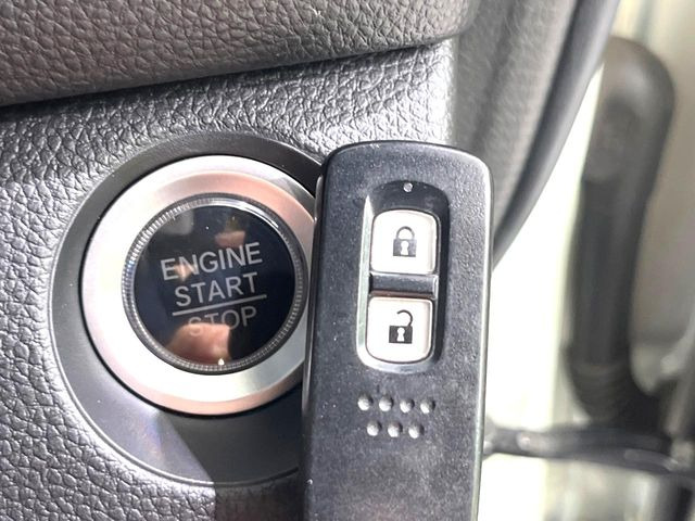 �yHonda�X�}�[�g�L�[�z�J�o����|�P�b�g�ɓ��ꂽ�܂܂ł��h�A�̎{���E�������\�ȃX�}�[�g�L�[�𑕔��B�G���W���̃I���E�I�t�����J�M�����o���K�v����������Ƃ��Ă��֗��ł���