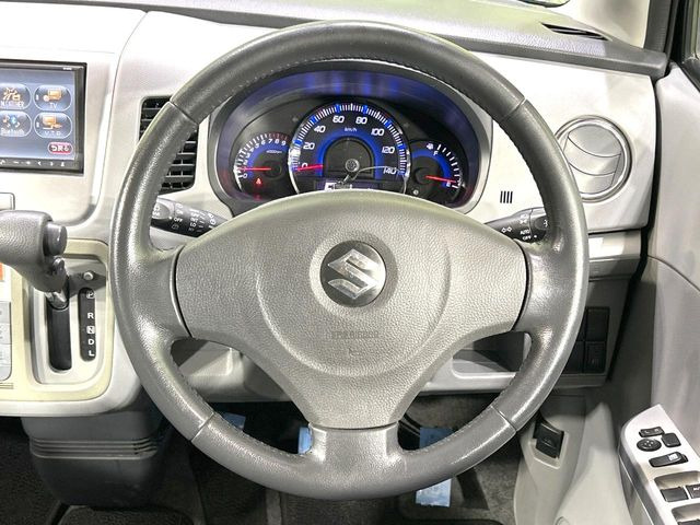�C���e���A�ɍ��킹���f�U�C���̃X�e�A�����O�́A�^�]�������̂��Ƃ��l���A�^�]���₷���`��A�傫���ł��B�����x�A���ۂɐG���Ă��m���߂��������B