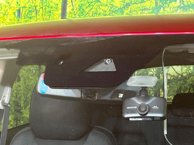 【スマートブレーキサポート】走行中に前方の車両等を認識し、衝突しそうな時は警報とブレーキで衝突回避と被害軽減をアシスト。より安全にドライブをお楽しみいただけます。