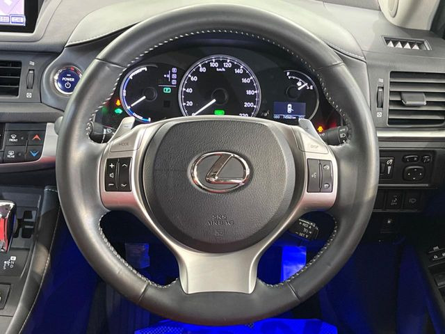 �C���e���A�ɍ��킹���f�U�C���̃X�e�A�����O�́A�^�]�������̂��Ƃ��l���A�^�]���₷���`��A�傫���ł��B�����x�A���ۂɐG���Ă��m���߂��������B