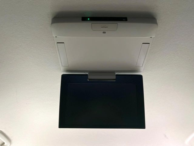 【フリップダウンモニター】大画面モニターで後席でもエンタメをお楽しみいただけます。小さなお子様にも大人気の装備です♪
