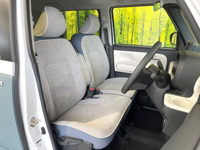 運転席シート廻りは使用感も少なく、良好な状態となっています。前オーナー様が丁寧に使っていたことがよくわかりますね。