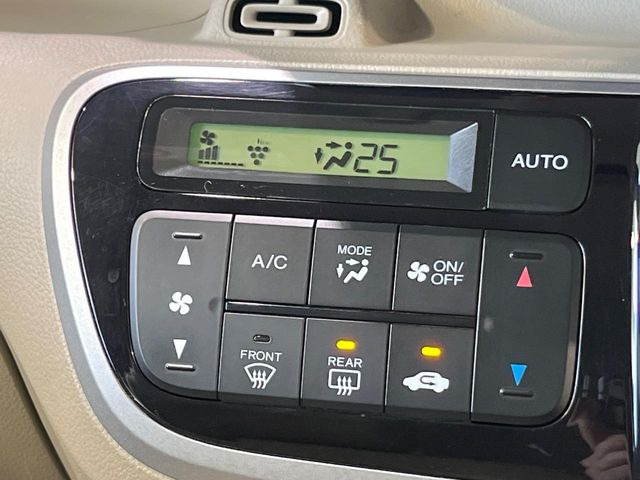 【オートエアコン】一度お好みの温度に設定すれば、車内の温度を検知し風量や温度を自動で調整。暑い&hellip;寒い&hellip;と何度もスイッチ操作をする必要はありません。快適な車内空間には必須の機能ですね♪