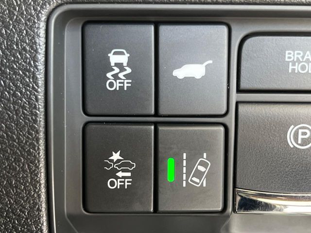 【パワーバックドア】スマートキーや運転席のボタンを押すだけでリアゲートが自動で開閉します!荷物を持っている時や、高い位置にあるバックドアを閉める際に便利な機能です♪