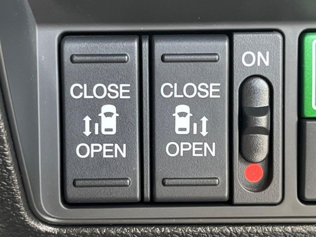 【両側パワースライドドア】スマートキーや運転席のスイッチで後席両側スライドドアの開閉が可能♪電動だから力を入れてドアを開ける必要が無く、小さなお子様でも簡単に開け閉めでき快適です♪