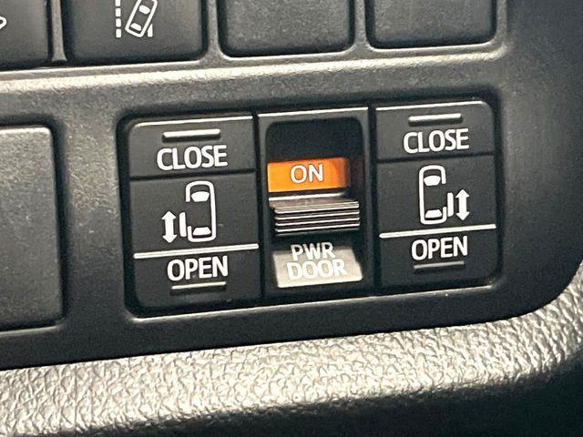 【両側パワースライドドア】スマートキーや運転席のスイッチで後席両側スライドドアの開閉が可能♪電動だから力を入れてドアを開ける必要が無く、小さなお子様でも簡単に開け閉めでき快適です♪