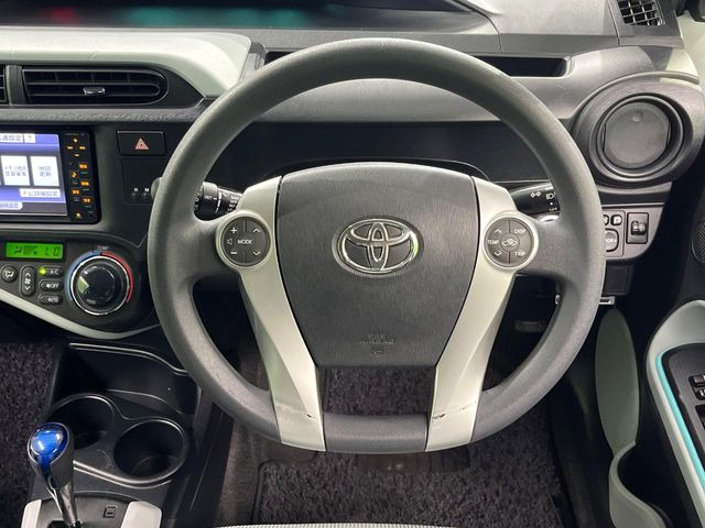 �C���e���A�ɍ��킹���f�U�C���̃X�e�A�����O�́A�^�]�������̂��Ƃ��l���A�^�]���₷���`��A�傫���ł��B�����x�A���ۂɐG���Ă��m���߂��������B