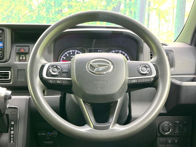 �C���e���A�ɍ��킹���f�U�C���̃X�e�A�����O�́A�^�]�������̂��Ƃ��l���A�^�]���₷���`��A�傫���ł��B�����x�A���ۂɐG���Ă��m���߂��������B
