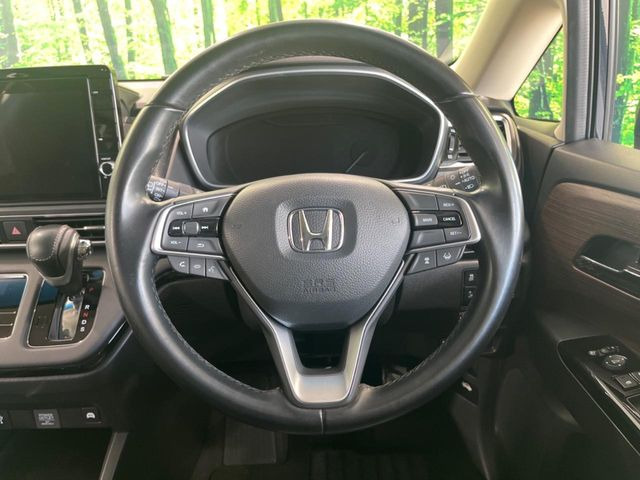 【純正革巻きステアリング】上質な革を使用することで、手にしっかり馴染みとても運転しやすいハンドルです♪