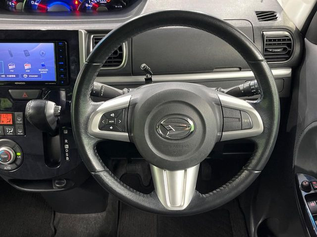 インテリアに合わせたデザインのステアリングは、運転される方のことも考え、運転しやすい形状、大きさです。是非一度、実際に触ってお確かめください。