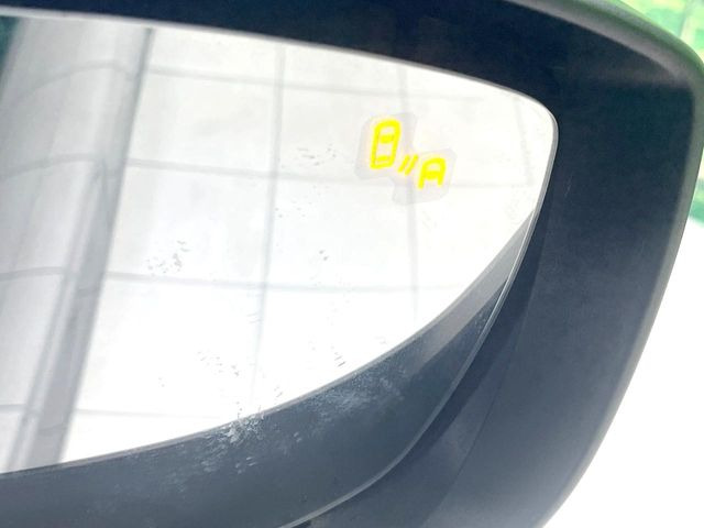 【ブラインドスポットモニタリング】走行中、ドアミラーの死角になりやすい箇所に後続車が接近するとサイドミラー付近に警告を表示、ドライバーに注意喚起をしてくれます。