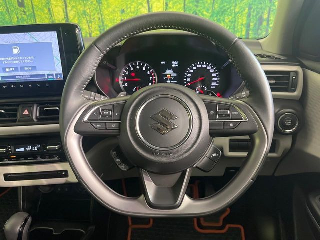 �C���e���A�ɍ��킹���f�U�C���̃X�e�A�����O�́A�^�]�������̂��Ƃ��l���A�^�]���₷���`��A�傫���ł��B�����x�A���ۂɐG���Ă��m���߂��������B