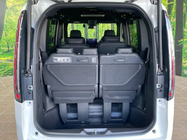 後席を格納すると、これだけの広さが!シーンに合わせたシートアレンジで、大きな荷物も積むことが出来ます♪