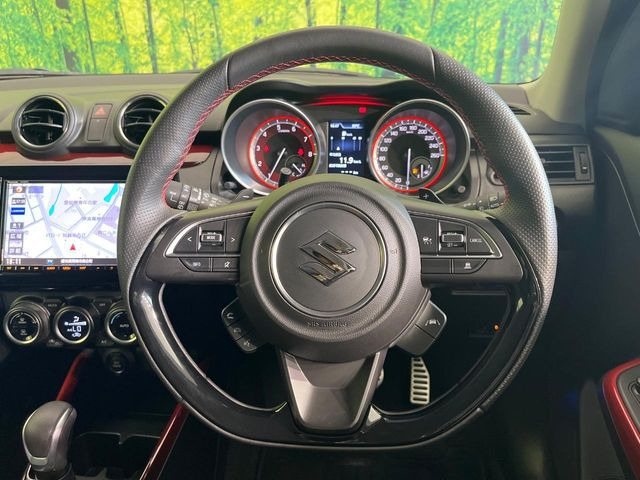 �C���e���A�ɍ��킹���f�U�C���̃X�e�A�����O�́A�^�]�������̂��Ƃ��l���A�^�]���₷���`��A�傫���ł��B�����x�A���ۂɐG���Ă��m���߂��������B