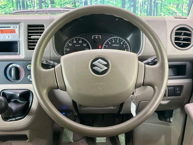 �C���e���A�ɍ��킹���f�U�C���̃X�e�A�����O�́A�^�]�������̂��Ƃ��l���A�^�]���₷���`��A�傫���ł��B�����x�A���ۂɐG���Ă��m���߂��������B