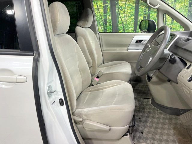 運転席まわりには十分なスペースがあり、大柄な方でもゆったり運転していただける環境です。