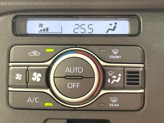 【オートエアコン】一度お好みの温度に設定すれば、車内の温度を検知し風量や温度を自動で調整。暑い&hellip;寒い&hellip;と何度もスイッチ操作をする必要はありません。快適な車内空間には必須の機能ですね♪