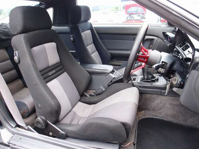 �^�]�ȁA����ȃV�[�g��RECARO�V�[�g�����B����]�ɉ����Đl�C��BRIDE���Ȃǂ̃X�|�[�c�V�[�g�������ȋ��z�ɂĂ������\�ł��B���C�y�ɃX�^�b�t�܂ł����k�������܂�