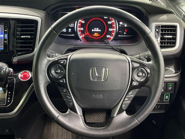 �C���e���A�ɍ��킹���f�U�C���̃X�e�A�����O�́A�^�]�������̂��Ƃ��l���A�^�]���₷���`��A�傫���ł��B�����x�A���ۂɐG���Ă��m���߂��������B