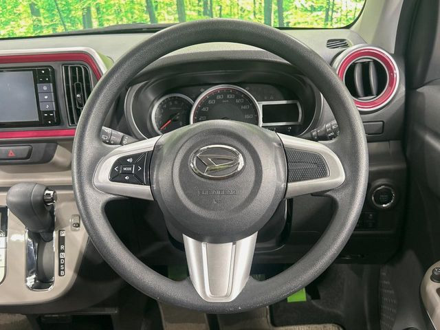 �C���e���A�ɍ��킹���f�U�C���̃X�e�A�����O�́A�^�]�������̂��Ƃ��l���A�^�]���₷���`��A�傫���ł��B�����x�A���ۂɐG���Ă��m���߂��������B