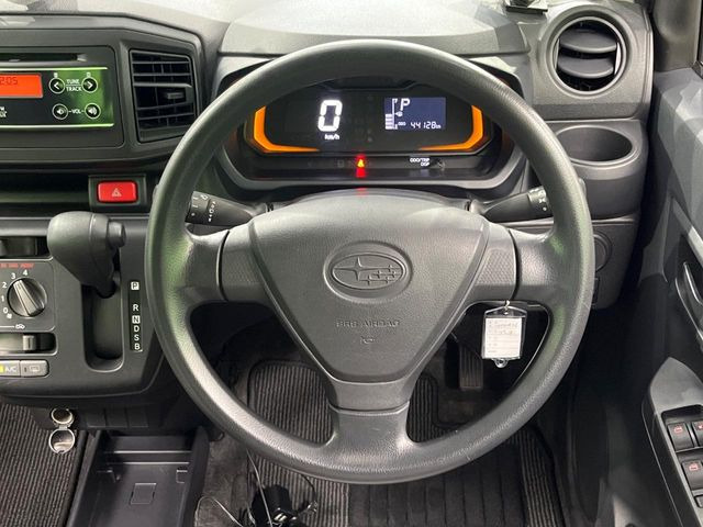 �C���e���A�ɍ��킹���f�U�C���̃X�e�A�����O�́A�^�]�������̂��Ƃ��l���A�^�]���₷���`��A�傫���ł��B�����x�A���ۂɐG���Ă��m���߂��������B