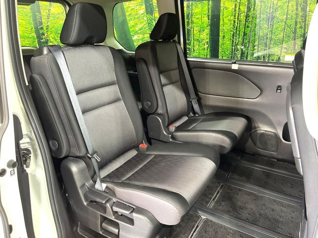 セカンドシートは中央部が可動式となっており、スライドすれば通路スペースが登場!前後の移動がとっても簡単です♪もちろん、8名乗車時も快適な座り心地のシートとなっています♪